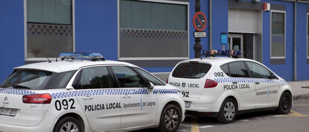 Dos coches patrulla junto a la sede de la Policía Local en Langreo.