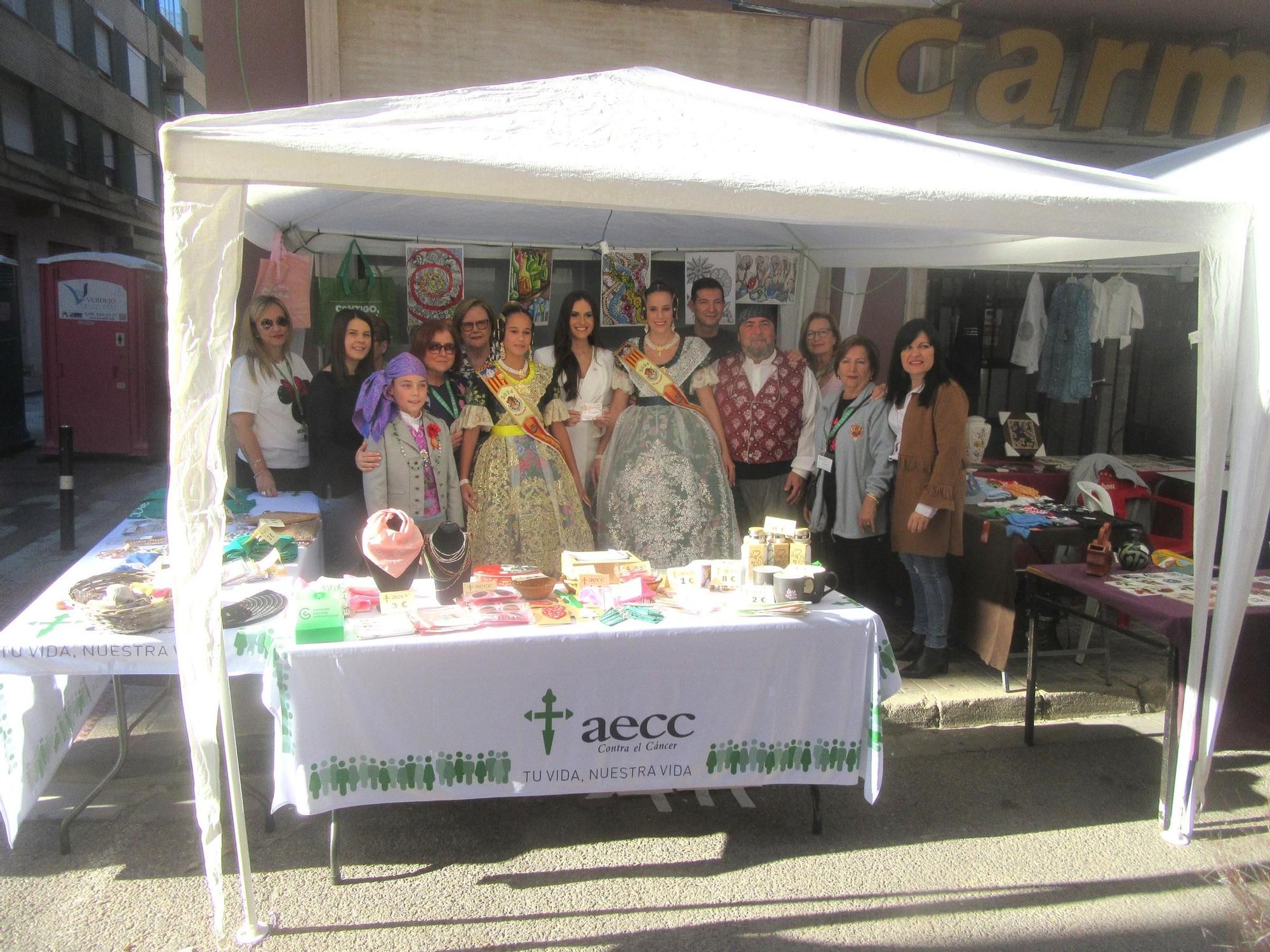 La fallera mayor de València visita el Mercado Solidario contra el Cáncer de Burjassot