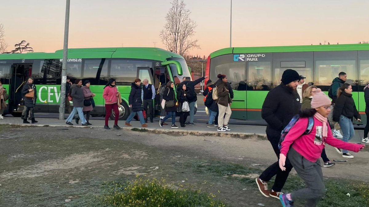 Reacondicionamiento de Cuatro Vientos: Madrid instala sombras y baños en el intercambiador provisional de la A-5