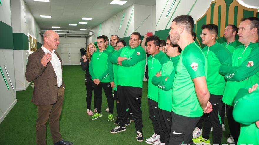 Jugadores del Elche CF Genuine con el presidente Joaquín Buitrago