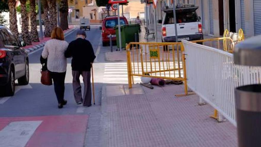 Una reforma en la travesía de Sax pone en peligro a peatones y conductores