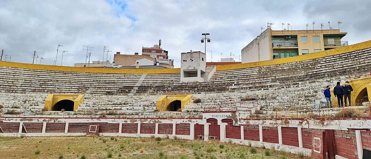 Los técnicos durante las pruebas llevadas a cabo en el interior de la plaza de toros de Elda.