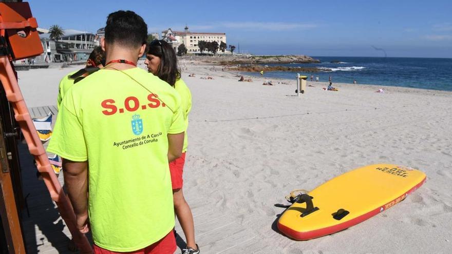 Socorristas en la playa de Riazor.