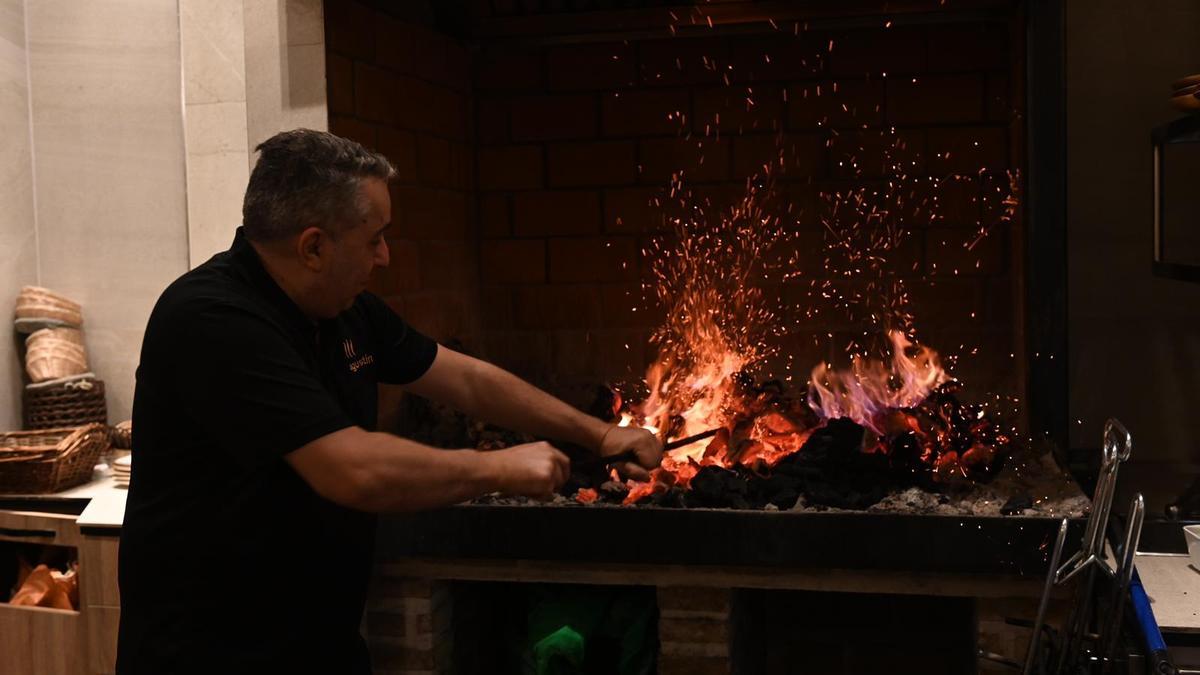 Así es Casa Agustín, el paraíso de la oreja a la brasa en Zaragoza