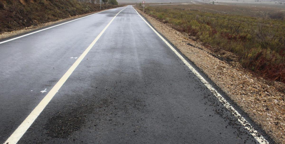 Imagen del camino vecinal asfaltado en el que han aflorado los primeros baches tras las obras ejecutadas. | A. SAAVEDRA