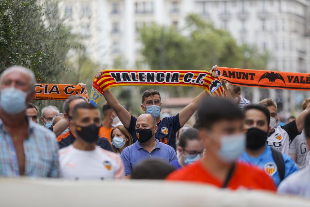 Aficionados del Valencia CF se manifiestan contra la gestión de Meriton al frente del club