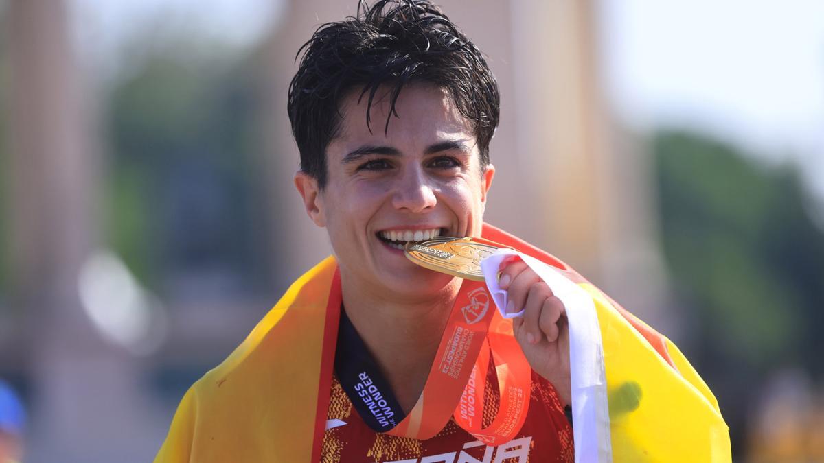 La medallista de oro María Pérez, de España, celebra ganar la carrera de 20 km de caminata femenina del Campeonato Mundial de Atletismo en Budapest, Hungría, el 20 de agosto de 2023.