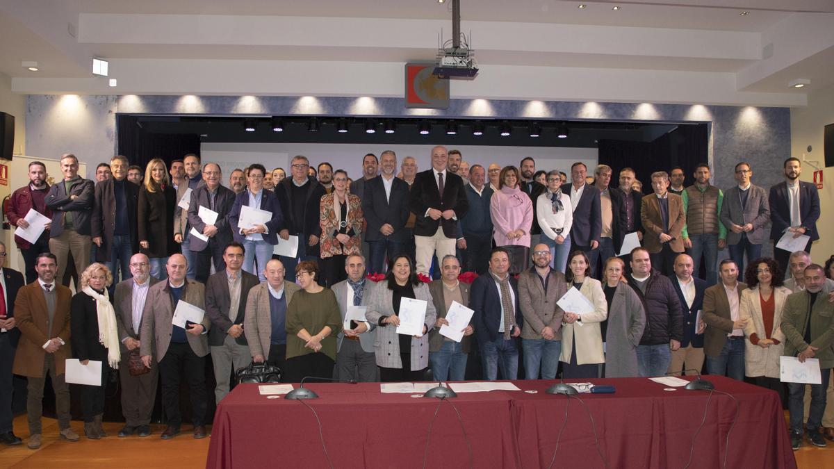 El presidente de la Diputación, Antonio Ruiz, preside el encuentro de firma de los convenios con 69 municipios.