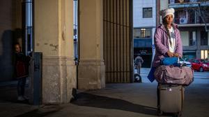 Aida Maria Palacios, la madre de Elian, de seis años, se quedan en la calle en Barcelona por la falta de respuesta de los servicios sociales de Santa Coloma.