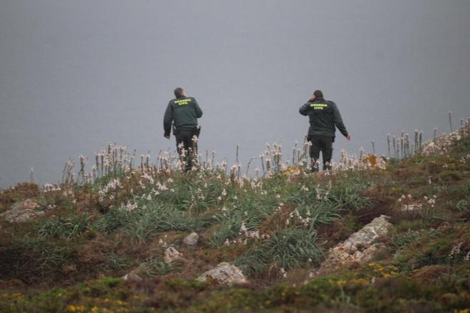 En imágenes: intenso operativo de búsqueda en la costa de El Franco para dar con un pescador francés