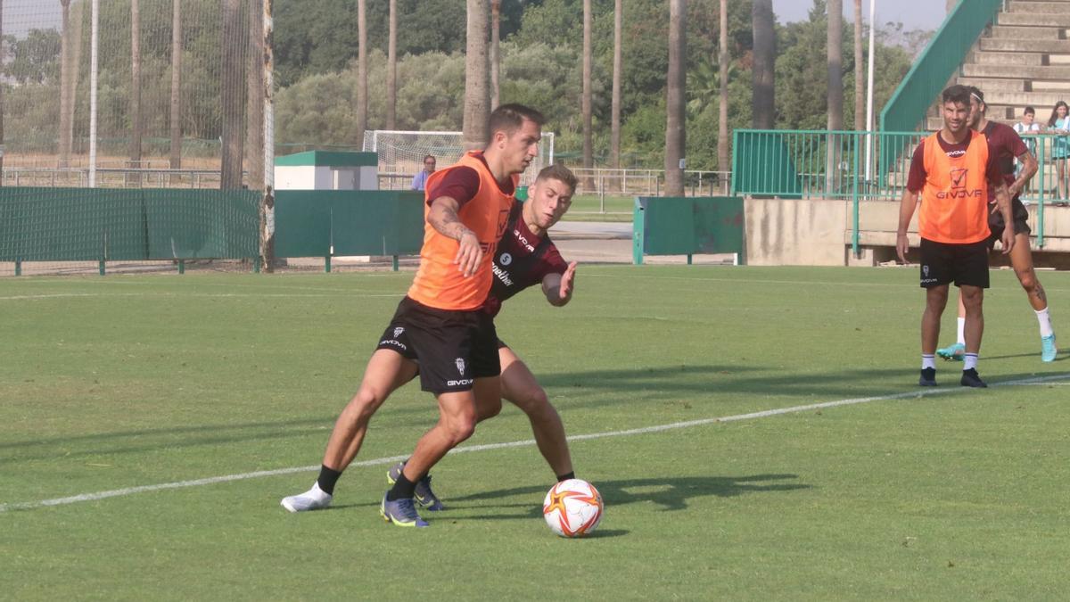 Christian Carracedo y Jorge Moreno, pugnando por la posesión.