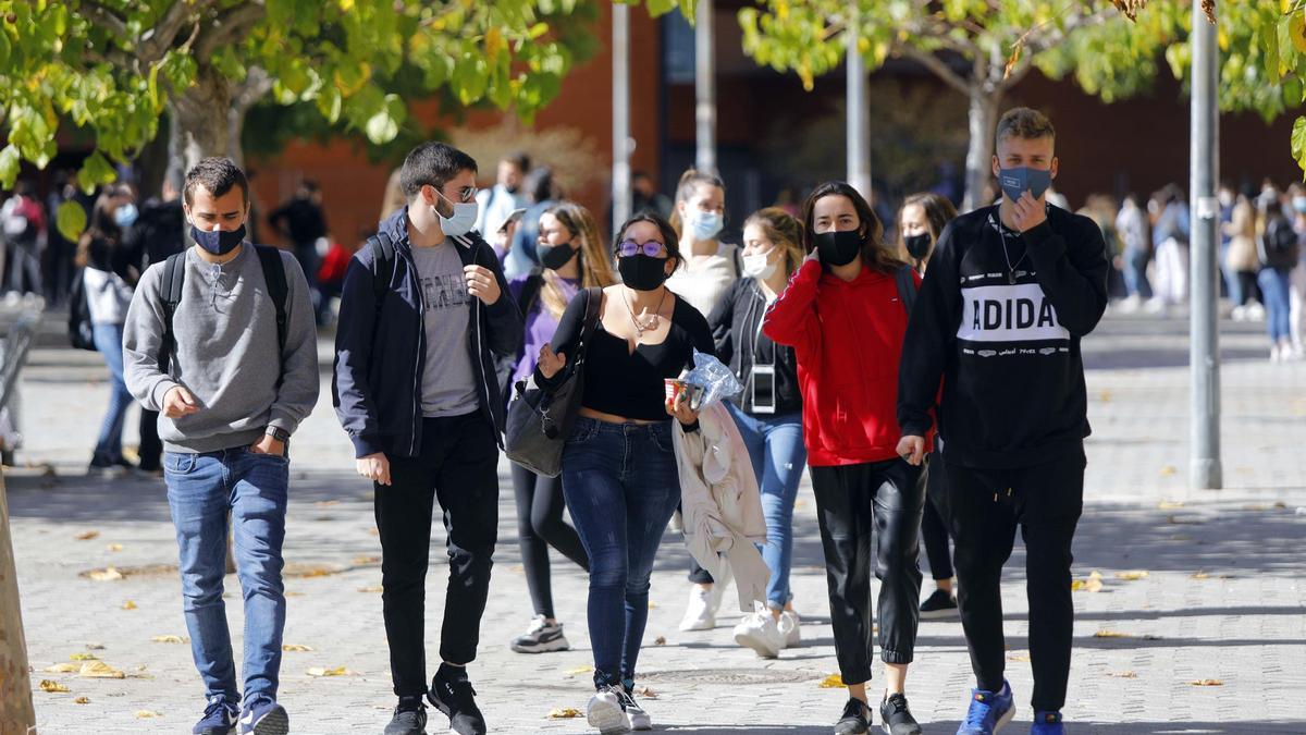 Universitarios en el campus de Tarongers