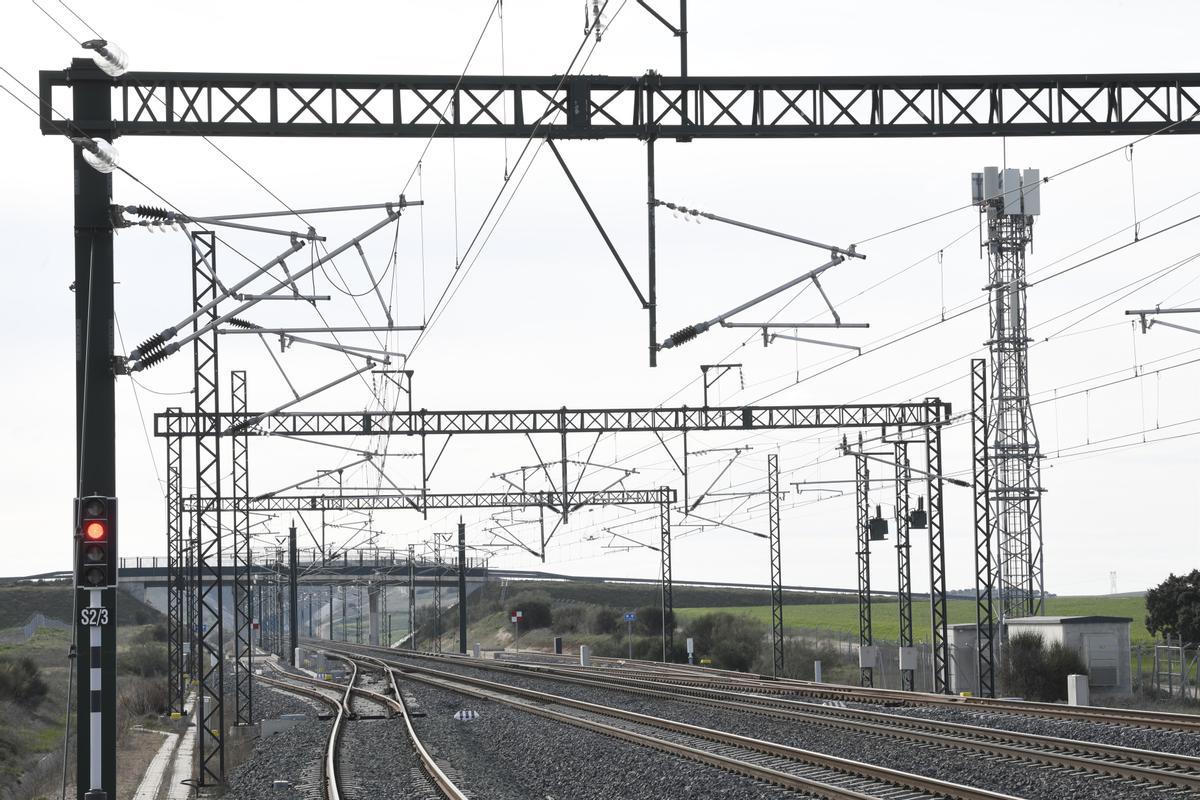 Més de cent passatgers evacuats d’un tren Barcelona-Cadis per l’incendi al sostre d’un vagó