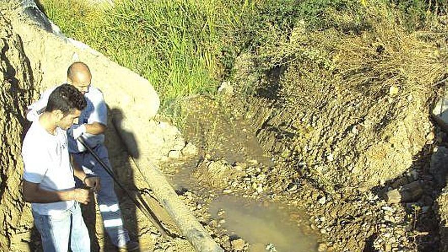 Operarios de Aquagest, ayer, durante los trabajos de reparación.