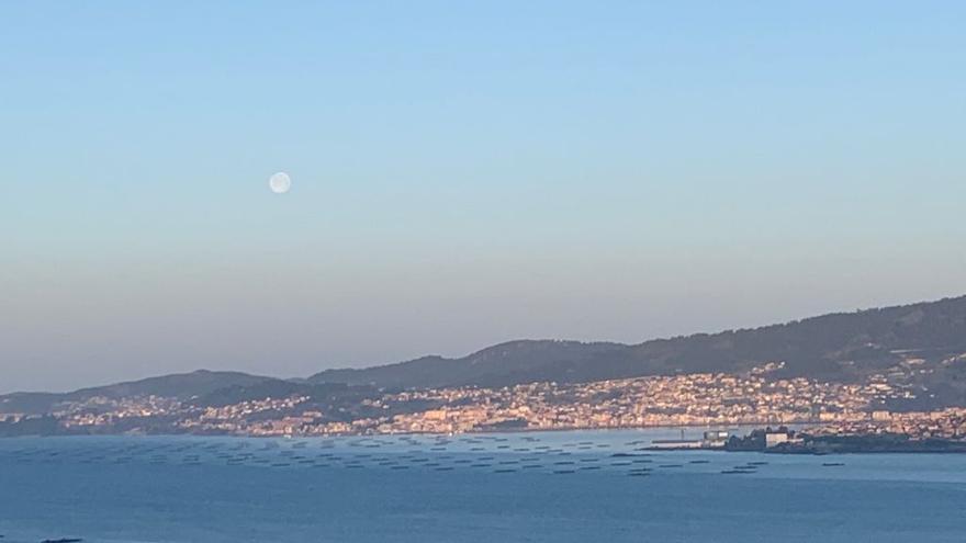 La superluna de nieve sobre Moaña visible incluso después del amanecer.