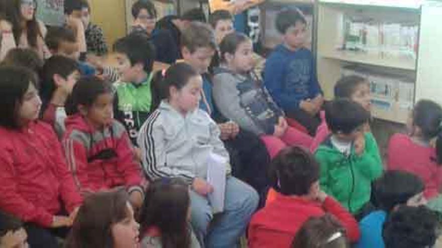 Estudiantes del colegio Sansueña, de Santibáñez de Vidriales, durante un acto de fomento de la lectura con motivo del Día del Libro.