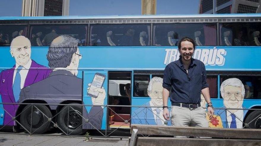 Pablo Iglesias davant del Tramabus llogat per Podem