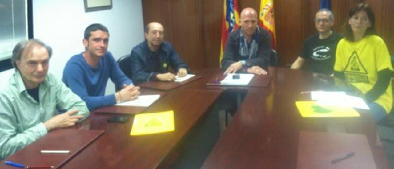 Los representantes de las plataformas ciudadanas con el diputado Mario García.