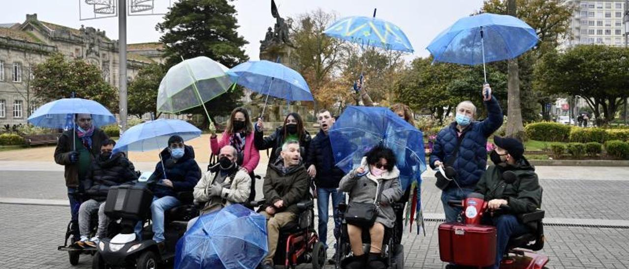 Algunos de los participantes en el acto, que sacaron a la calle sus paraguas para reclamar igualdad en derechos y oportunidades. | // R. VÁZQUEZ