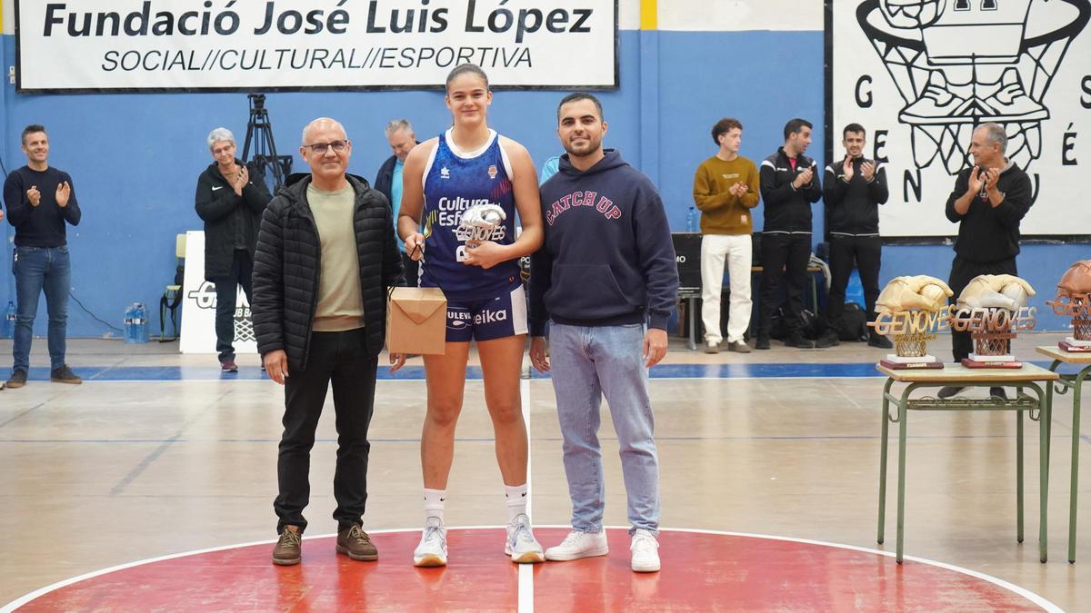 Amelia Alonso con el trofeo de mejor jugadora del torneo femenino del Genovés.