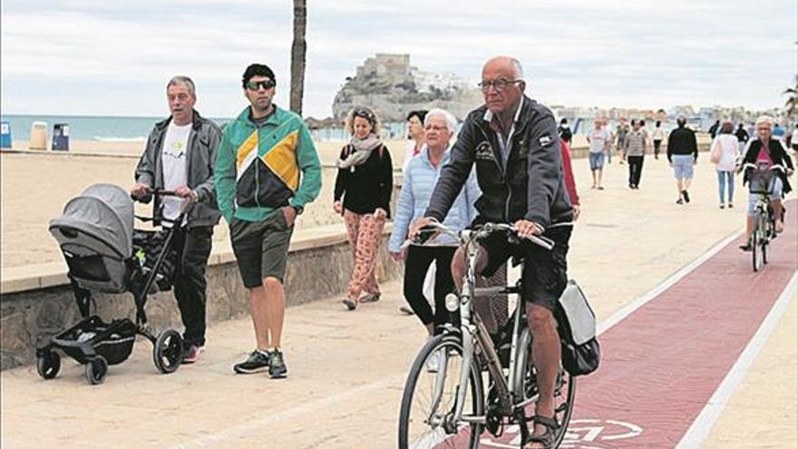 Peñíscola señala el carril bici para evitar conflictos con los peatones