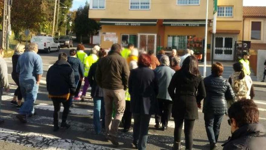 Manifestación, ayer, en el paso de peatones de Guísamo.