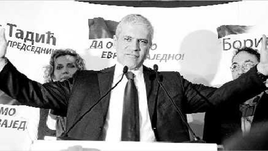 euforia. Boris Tadic se dirige a sus seguidores tras su triunfo en las decisivas elecciones presidenciales de Serbia, que le acercan a la UE.