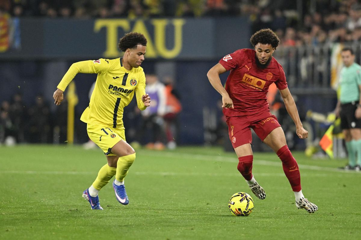 VILLARREAL (CASTELLÓN), 22/02/2026.- El delantero neerlandés del Valencia Arnaut Danjuma (d) con el balón ante el delantero canadiense del Villarreal Tajon Buchanan durante el encuentro correspondiente a la jornada 25 de Laliga EA Sports que disputan Villarreal CF y Valencia CF este domingo en el estadio de La Cerámica de Villarreal. EFE/ Andreu Esteban