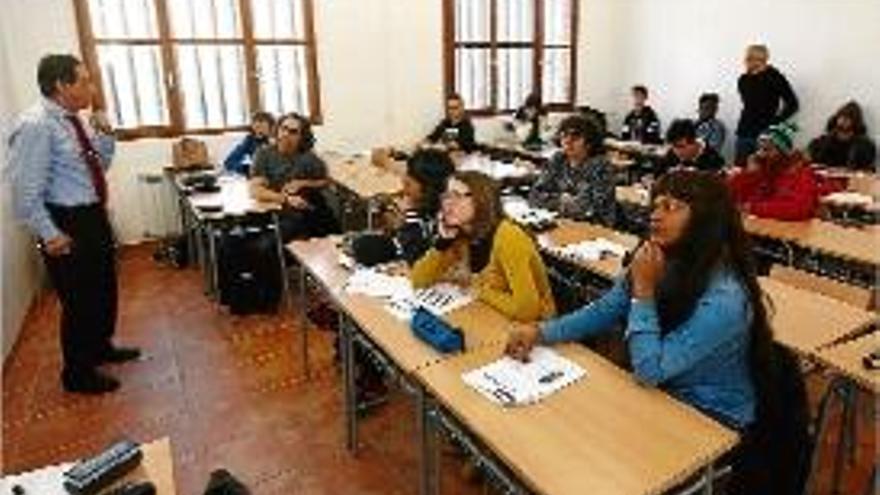 Un dels tallers impartits ahir a l&#039;Escola d&#039;Adults de Girona.
