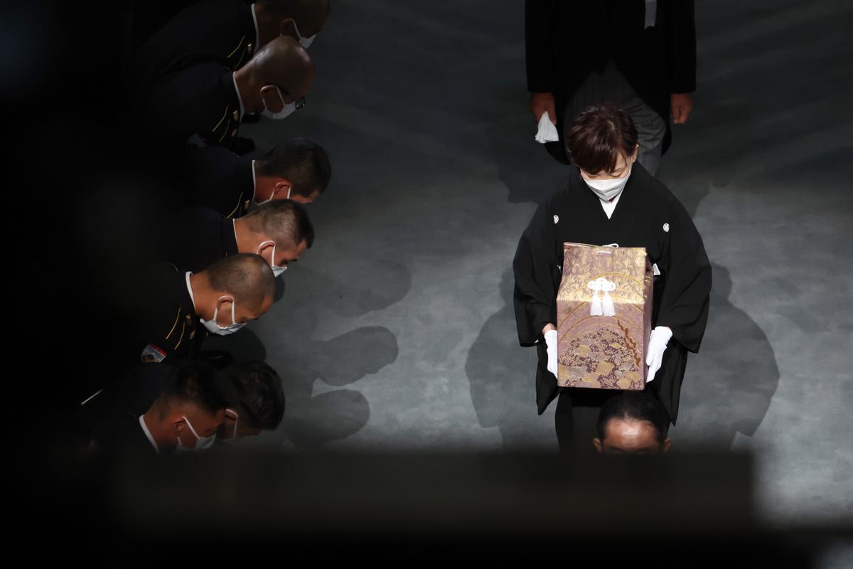 Tokyo (Japan), 27/09/2022.- Akie Abe, widow of former Japanese Prime Minister Shinzo Abe, carries a cinerary urn containing Abe’s ashes during his state funeral at the Nippon Budokan in Tokyo, Japan, 27 September 2022. Thousands of people are gathered in Tokyo to attend the state funeral for former prime minister Shinzo Abe, including foreign dignitaries and representatives from more than 200 countries and international organizations. (Japón, Estados Unidos, Tokio) EFE/EPA/TAKASHI AOYAMA / POOL