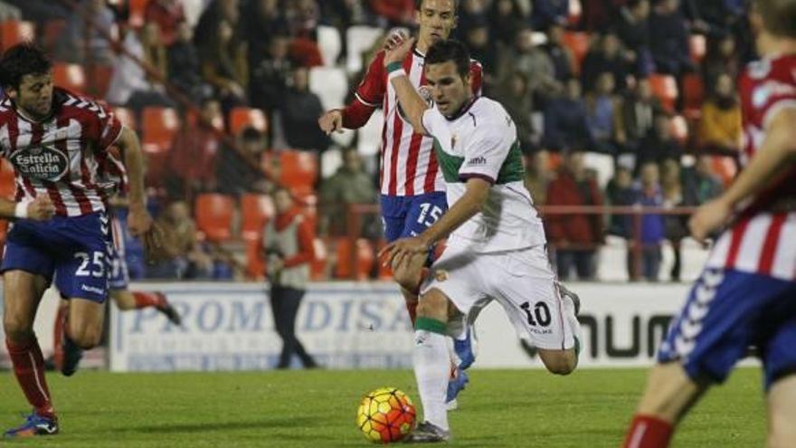 El jugador ilicitano Álvaro Giménez intenta irse de varios futbolistas del Lugo en el encuentro de ayer disputado en el estadio Anxo Carro.