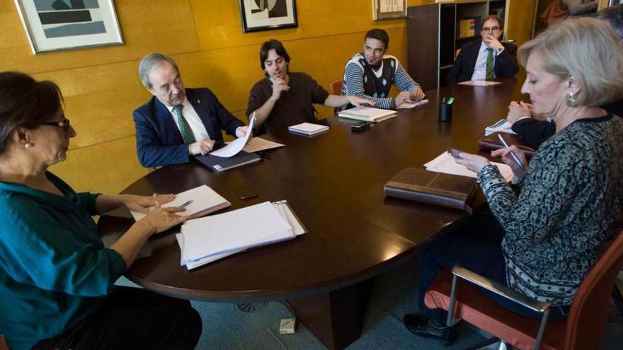Belén Fernández, a la izquierda, preside la reunión con el Alcalde y los concejales Ignacio Fernández del Páramo e Iván Fernández -sentados por ese orden, de izquierda a derecha-. Junto a ellos, técnicos municipales y de la Consejería de Medio Ambiente.