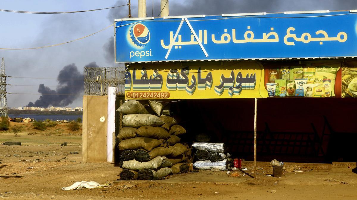 Una tienda cerrada en la capital de Sudán, Jartum, en el marco de los combates entre el Ejército y las paramilitares Fuerzas de Apoyo Rápido (RSF)