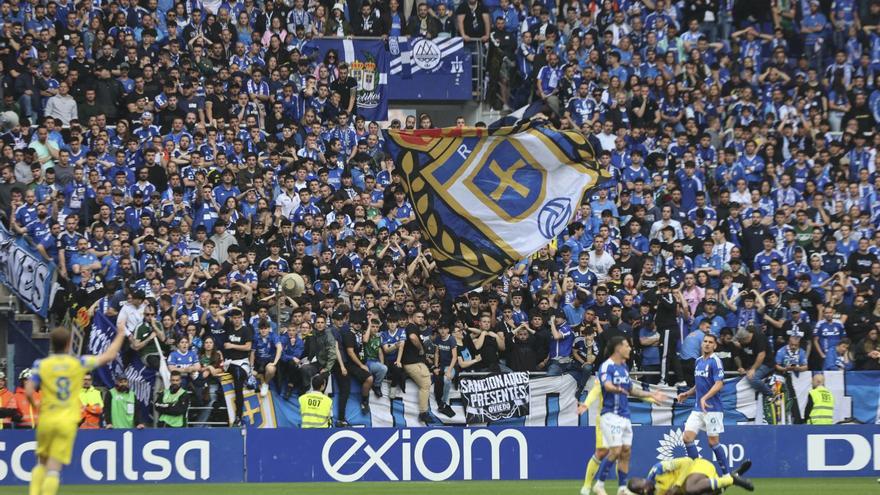 Un momento del Oviedo-Cádiz en el Tartiere. | IRMA COLLÍN