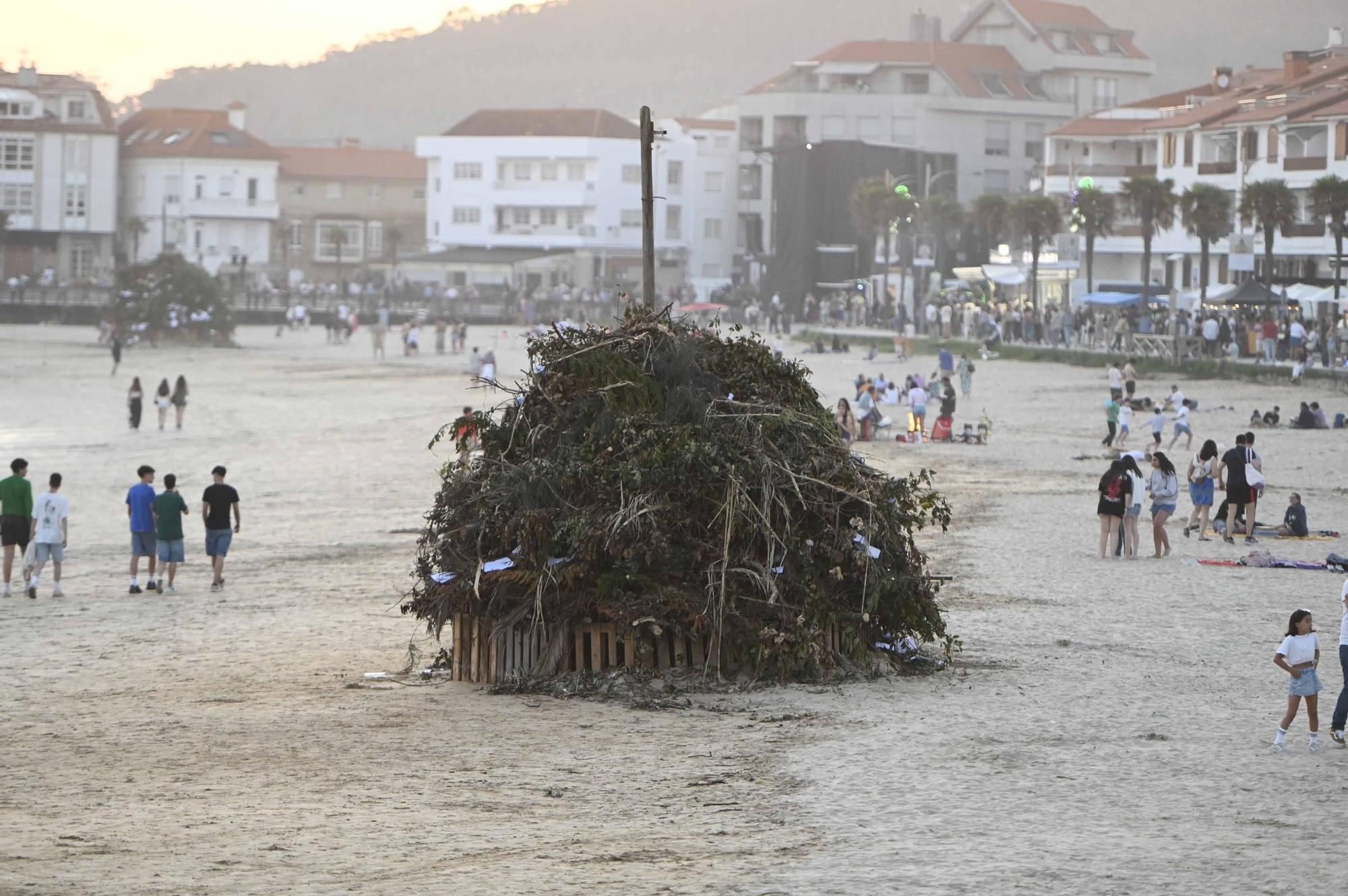 Ambientazo en las playas y plazas llenas para celebrar la noche meiga