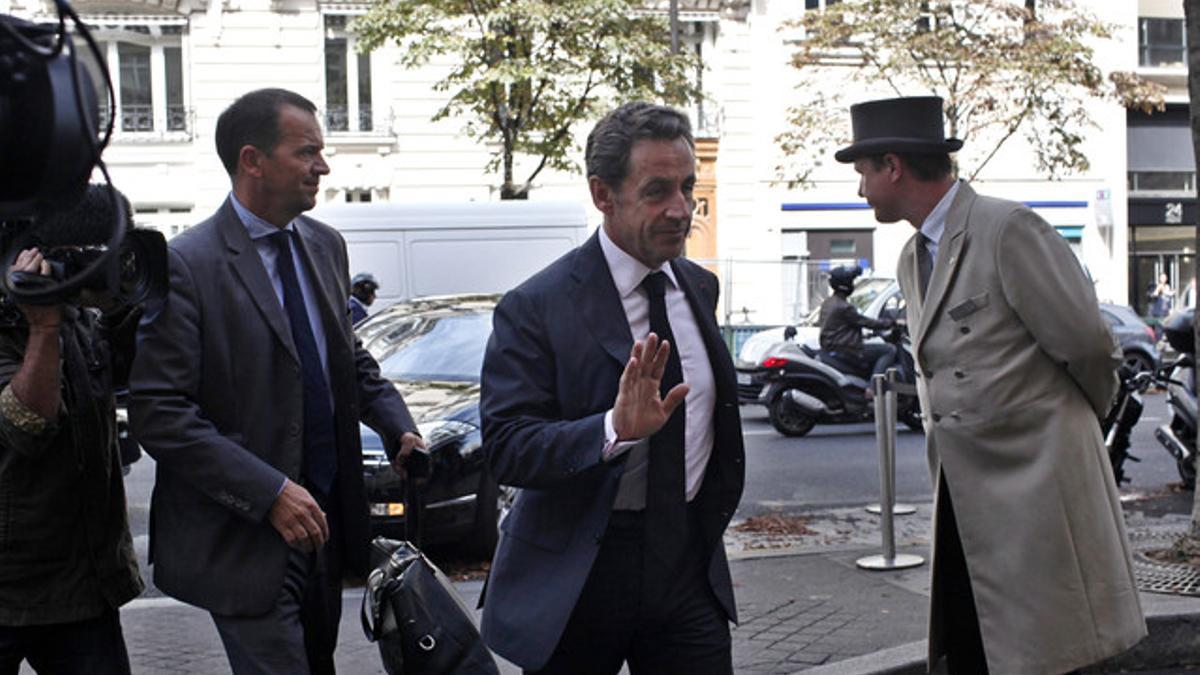 El expresidente francés Nicolas Sarkozy, este viernes, llegando a un hotel de París.