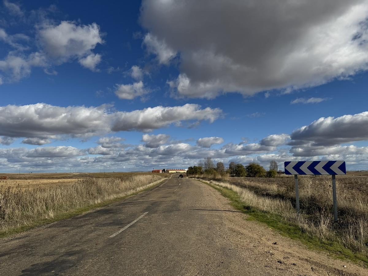 Estado que presenta la carretera autonómica ZA-714 entre Pajares de la Lampreana y Arquillinos.