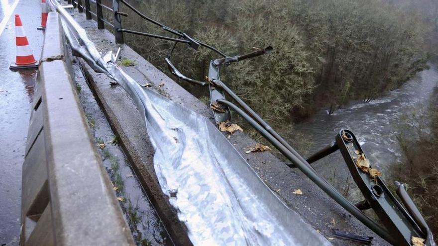 El bus se habría precipitado al río tras volcar en la calzada.