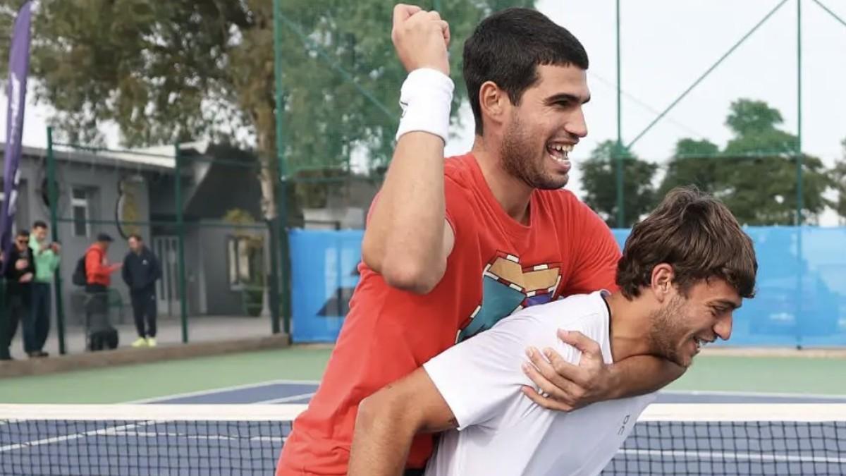 Carlos Alcaraz y Flavio Cobolli, divirtiéndose en la pretemporada