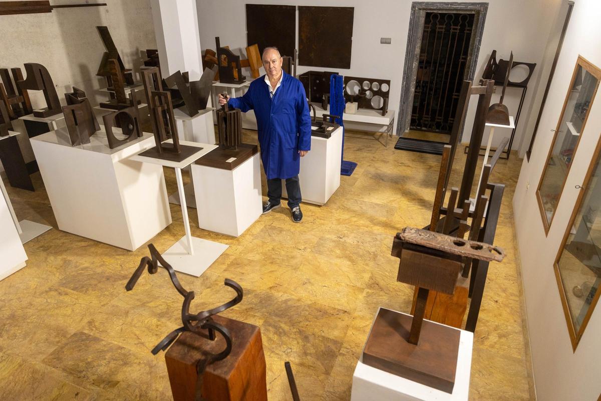 El escultor Frutos María, desde la muestra que tiene en su domicilio con algunas de sus obras