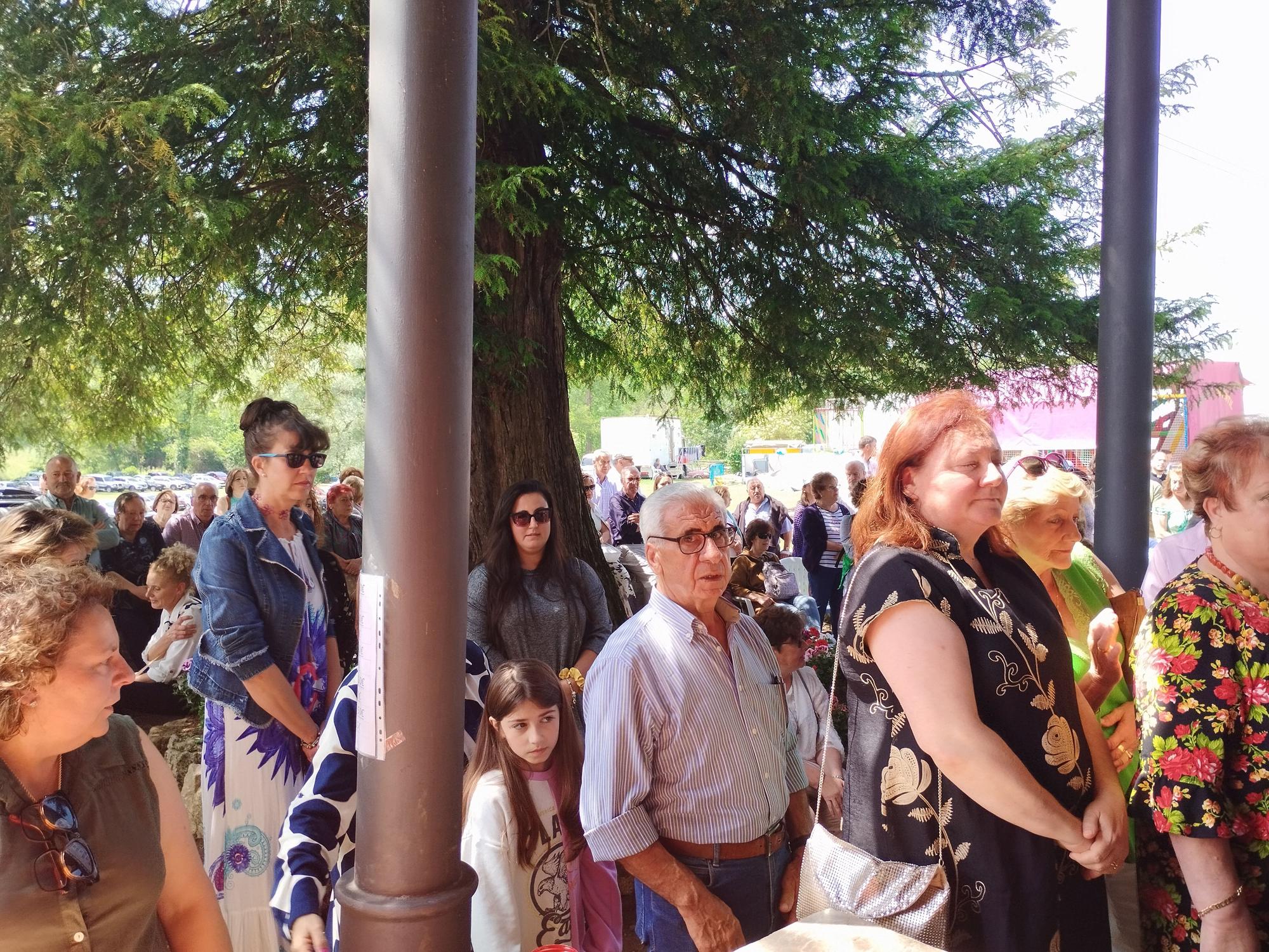 La misa solemne y procesión de la Virgen de la Cabeza en Meres, en imágenes