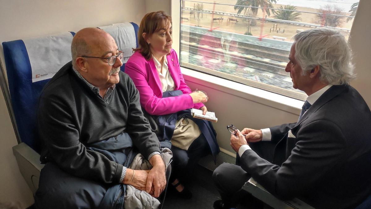 Sílvia Paneque, consellera de Territori de la Generalitat, en el primer tren de Tarragona a Barcelona en cinco meses.