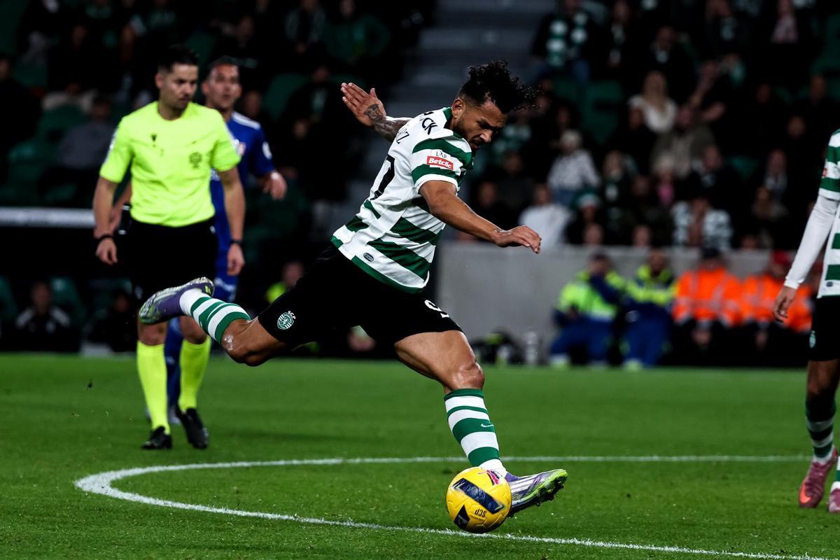 Luis Suárez dispara en el partido contra el AVS