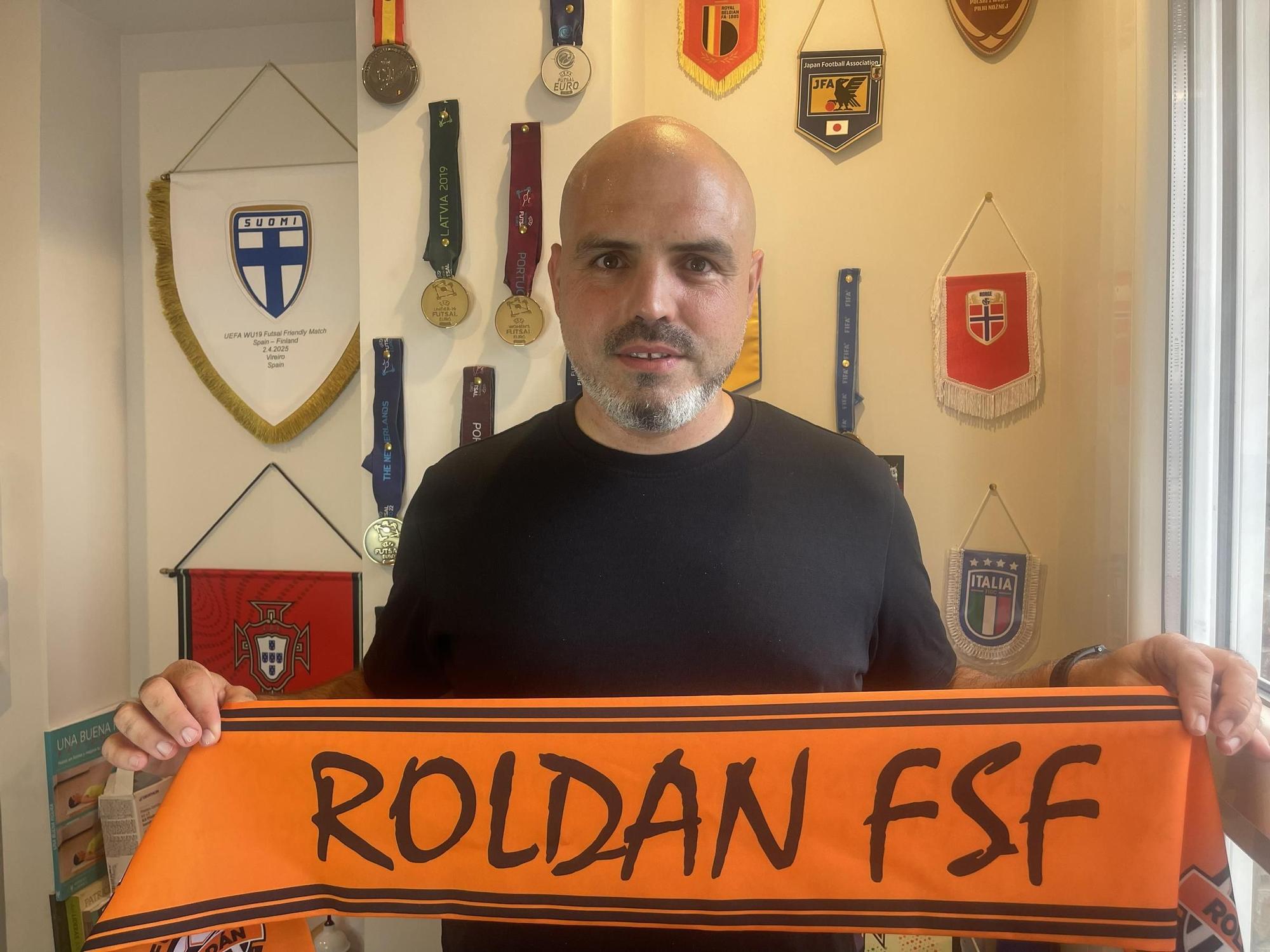 Íñigo Martínez, con la bufanda del Roldán FS