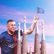 Kylian Mbappé coronando la Sagrada Família con la bandera del PSG