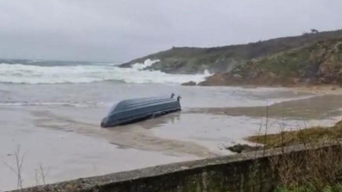 Planeadora volcada en la arena de la playa de Nemiña.