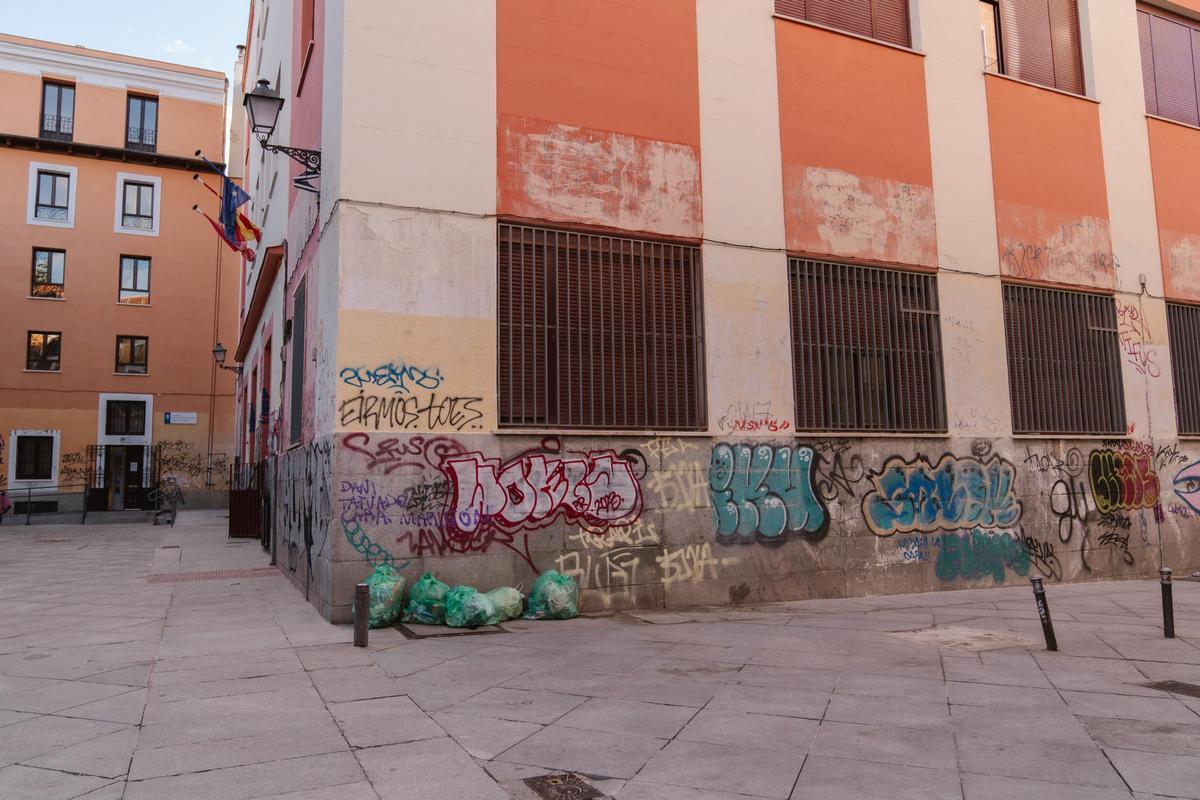 Pintadas en el colegio municipal Pi i Margall, en la plaza del Dos de Mayo, en Madrid.