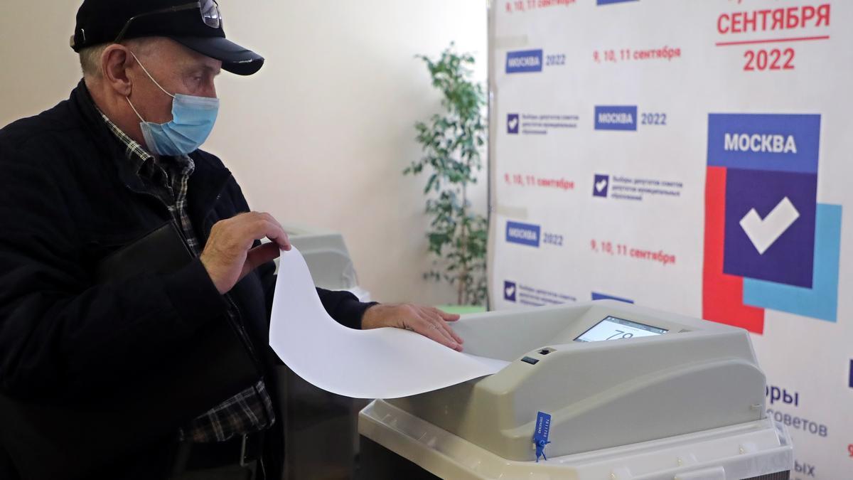 Un hombre deposita su voto en las elecciones municipales rusas en un colegio electoral de Moscú.
