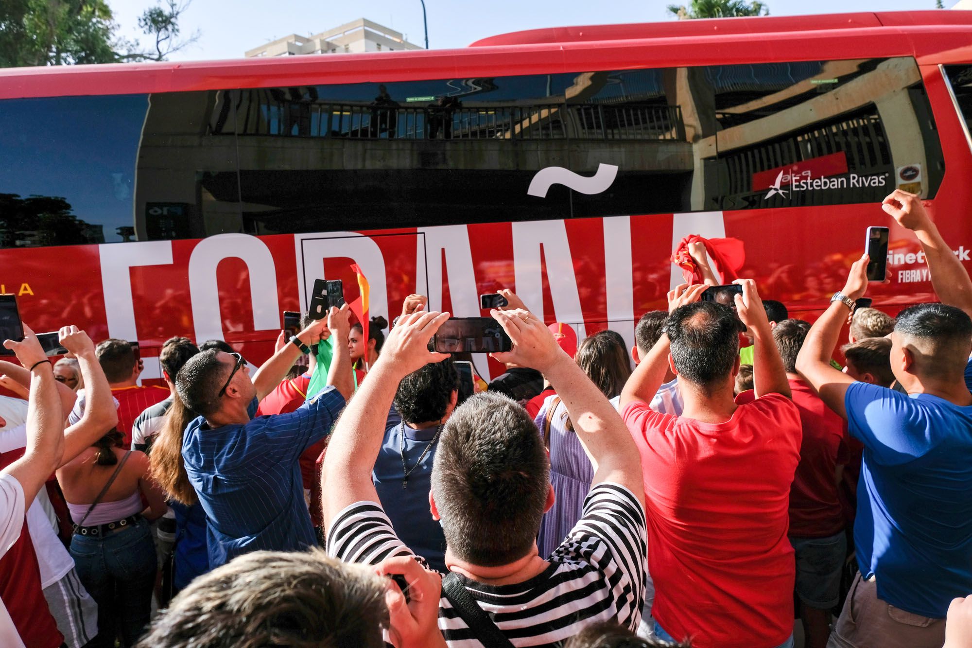 Ambiente en los aledaños de La Rosaleda para ver el España - República Checa.