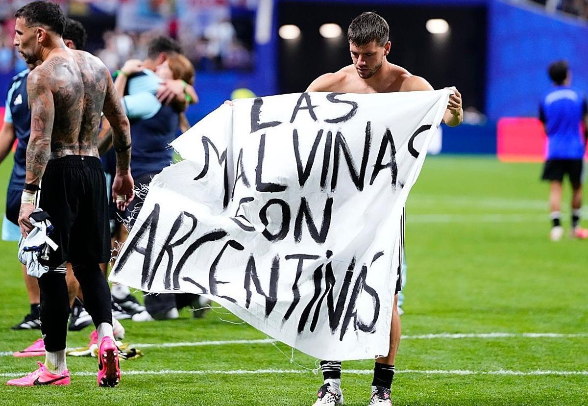 Lo Celso, con la pancarta después de la victoria ante Inglaterra